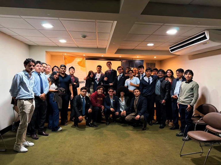 Encuentro de la comunidad con una delegación de académicos españoles